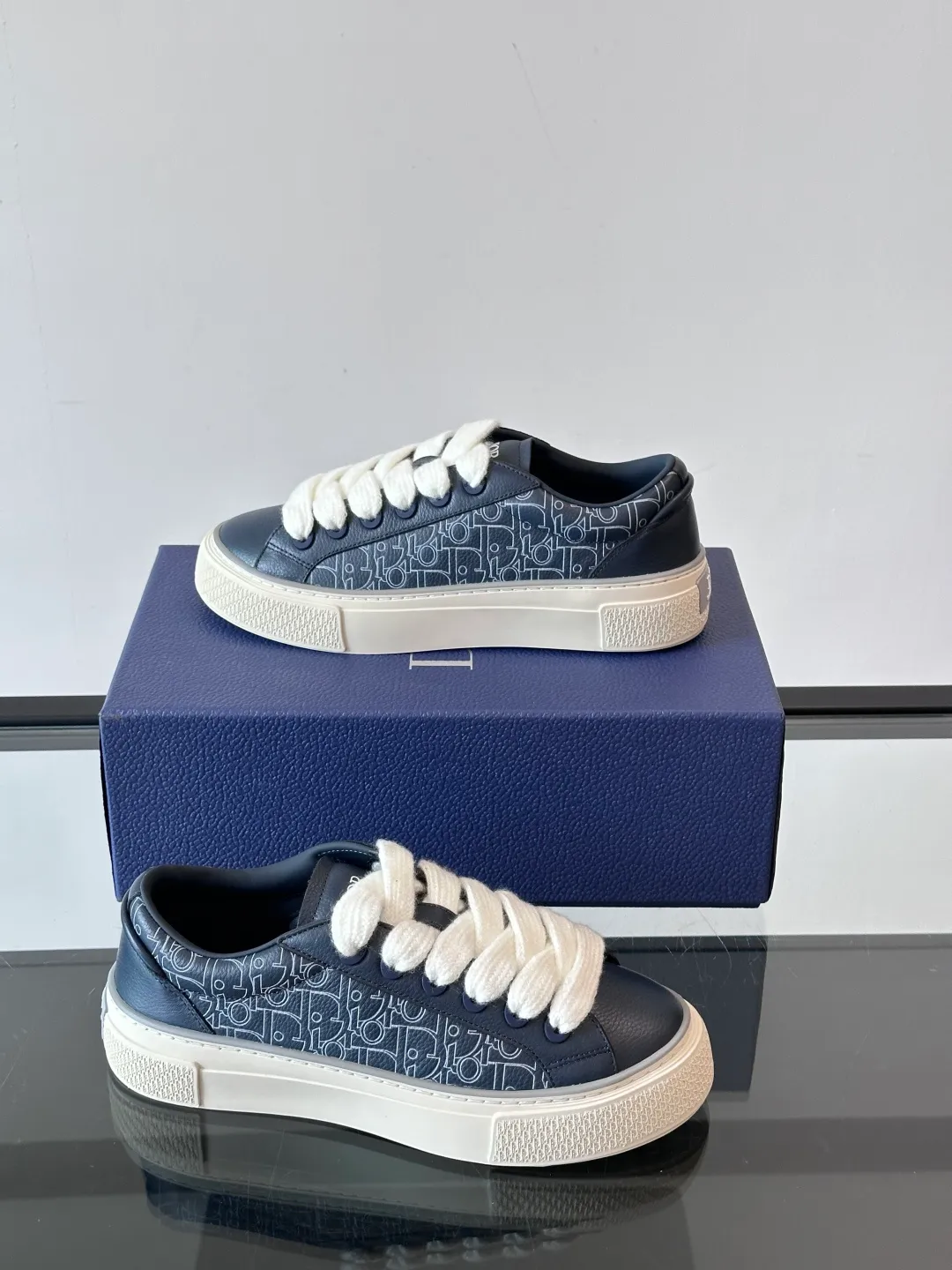 Men's men's shoes 💰p440 "Dio～r" 🆕This B33 sneaker is a new interpretation of the classic tennis shoe, with a fashionable silhouette that highlights a heavy texture. Crafted from cow leather with Oblique print, it's unique with a padded tongue embellished with the Dior signature, wide mohair laces and tonal brass eyelets with a matte finish. Rubber sole with Oblique print effect, enhanced by a contrasting Dior 30 Avenue Montaigne signature on the rear. It adds a stylish touch to a casual look.  Size: 38-44 (45 customized)